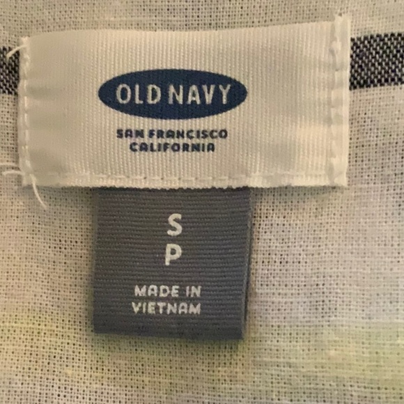 Old Navy light weight buttoned down shirt. Long sleeves - Picture 5 of 6